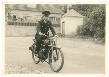 Historisches Foto eines JANUS Mitarbeiters auf dem Dienstmotorrad in ca. 1950er Jahren